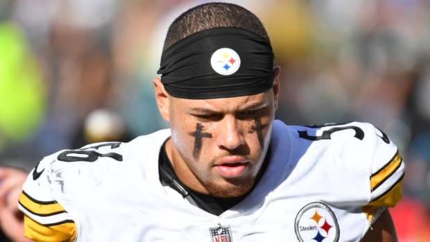 Steelers linebacker Alex Highsmith walks off the field during a game.